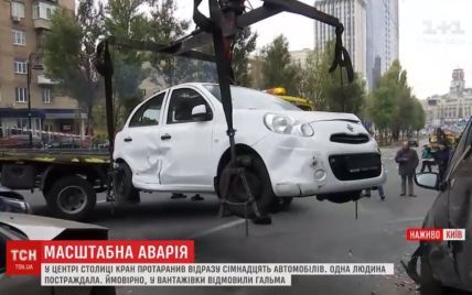 Місце ДТП у Києві відчистили від автівок, однак кран залишається на проїжджій частині