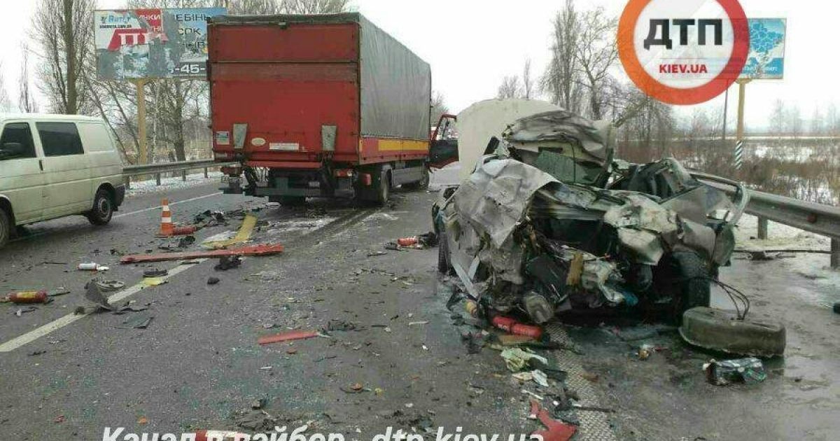 Жуткое ДТП со взрывом под Киевом: на скользкой дороге Opel протаранил отбойник и отлетел в фуру