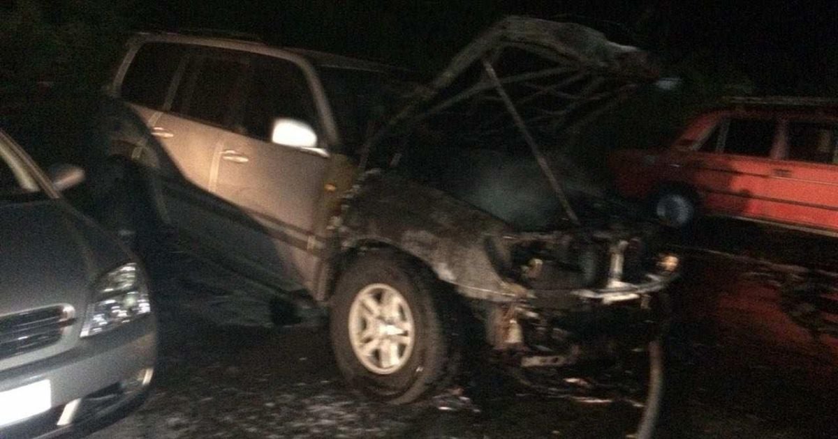 У центрі Запоріжжя невідомі накинулися з ножем на чоловіка і спалили його авто 