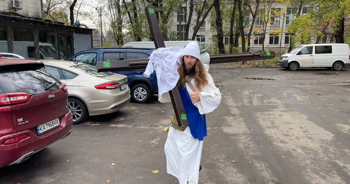 Человек в образе Иисуса и с крестом. ФОТО: Let's walk