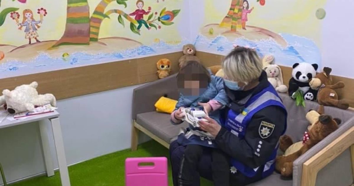 Знайдена вночі у багатоповерхівці Києва трирічна дівчинка потрапила до лікарні