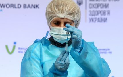 В Україні дві дози вакцини проти COVID-19 отримали лише п'ять осіб