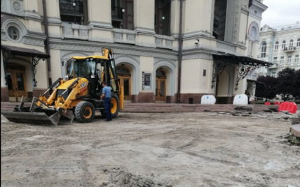 "Велике будівництво" Зеленського взялося за ремонт площі перед Оперним театром у Києві