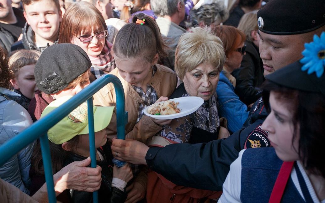 Из-за кусочка кулича-гиганта 10 тысяч москвичей устроили давку. / © martin.livejournal.com