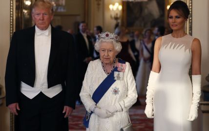 Теж у білому: Меланія Трамп одягла гарну сукню на урочисту вечерю в Букінгемський палац
