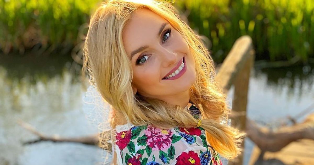 Ирина Федишин в купальнике эротично позировала на скутере