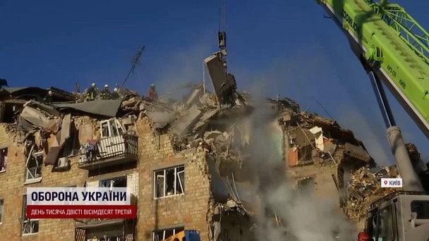 Зеленский посетил разрушенный дом в Киеве, где погибли 22 человека: видео