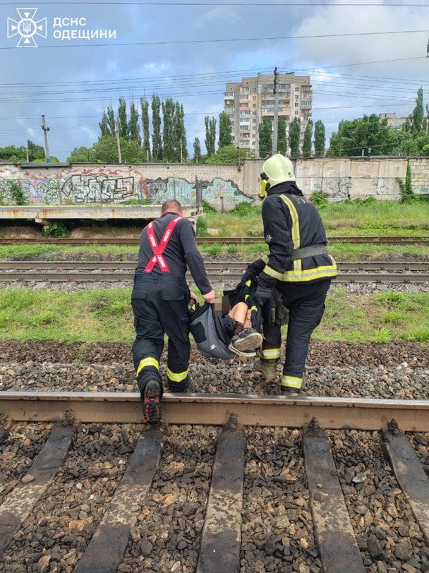 В Одессе 11-летнего парня ударило током на крыше грузового вагона: появились фото