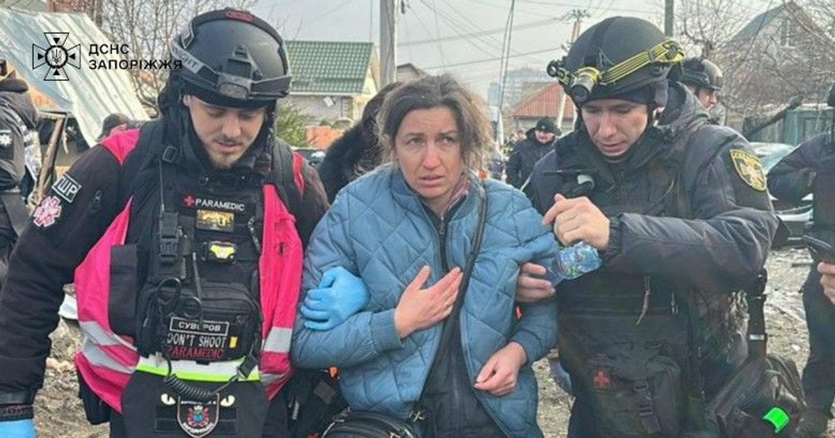 Рятувальники допомагають цивільним після атаки на Запоріжжя 19 грудня