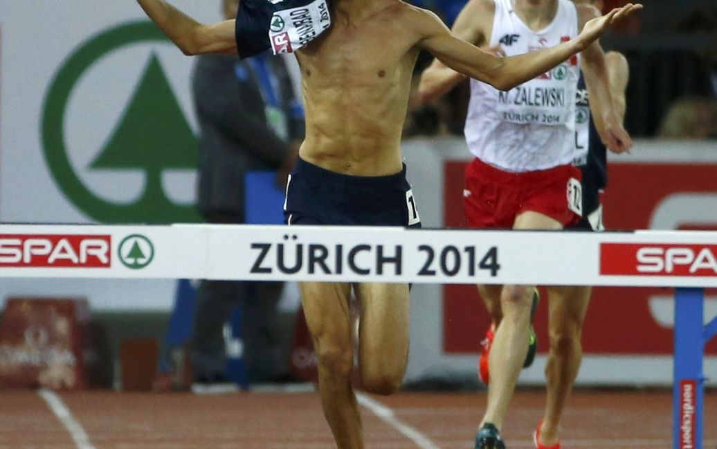 Французький легкоатлет Маеддін Мехіссі Бенаббад зняв футболку на фініші гонки / © Reuters
