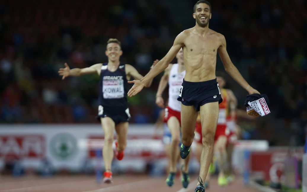 Французький легкоатлет Маеддін Мехіссі Бенаббад зняв футболку на фініші гонки / © Reuters
