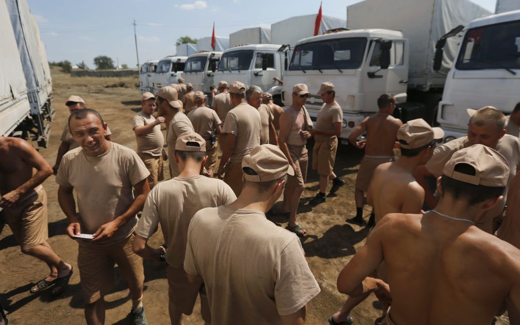 Военные в аналогичной форме возили боевикам "гумконвои" в 2014 году / © Reuters