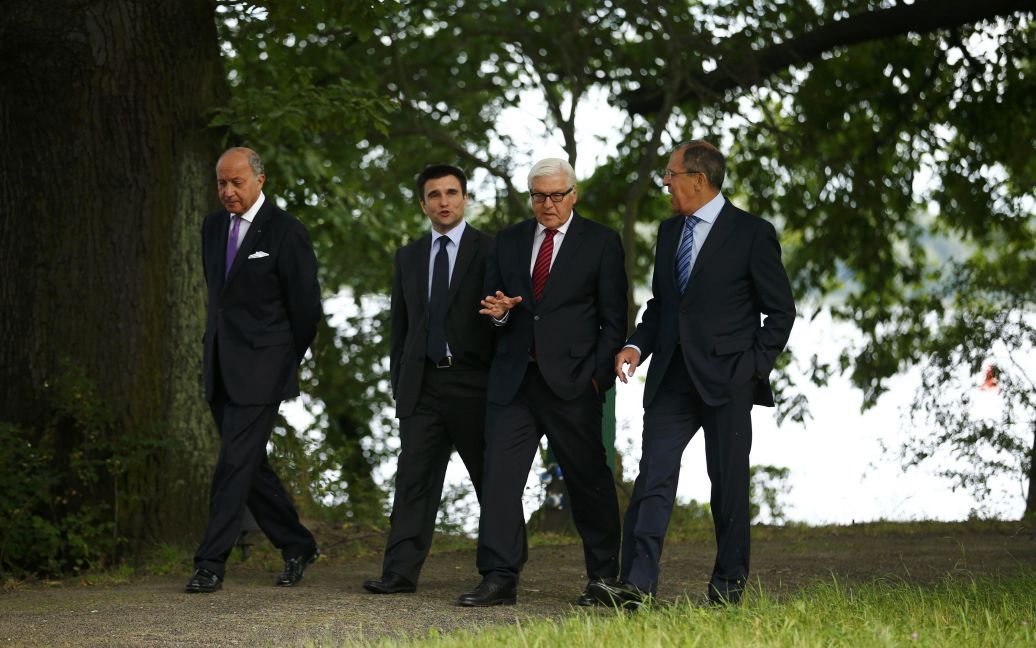Міністри закордонних справ прогулялися парком / © Reuters