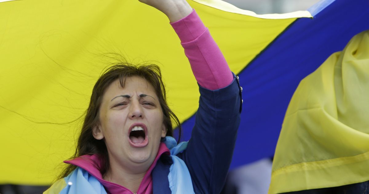 Жителі міста вийшли на вулиці з українськими прапорами