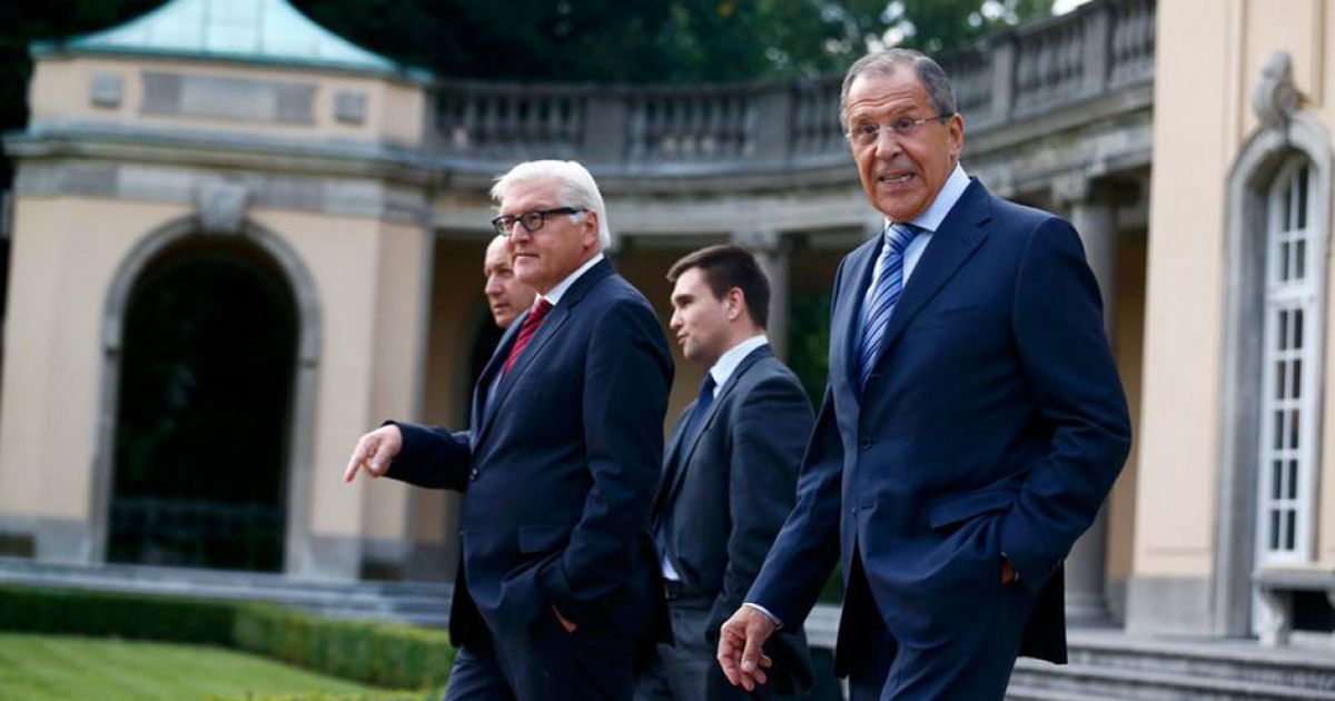 Министры иностранных дел прогулялись по парку / © Reuters