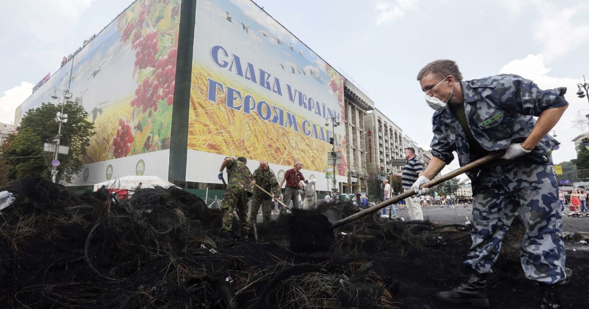 На Майдане киевляне и коммунальщики убирают баррикады