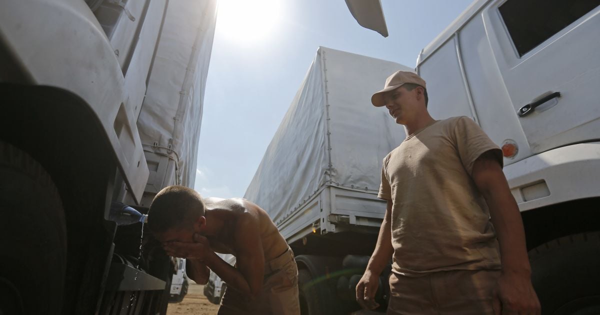 Военные в аналогичной форме возили боевикам "гумконвои" в 2014 году / © Reuters