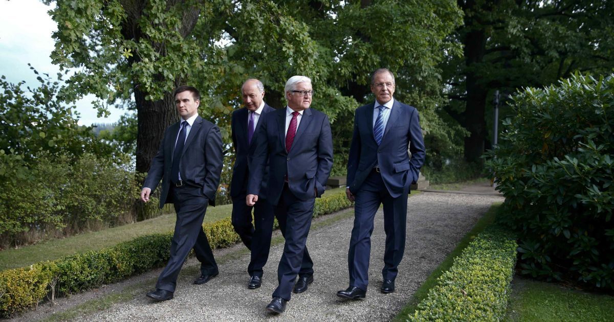 Министры иностранных дел прогулялись по парку / © Reuters