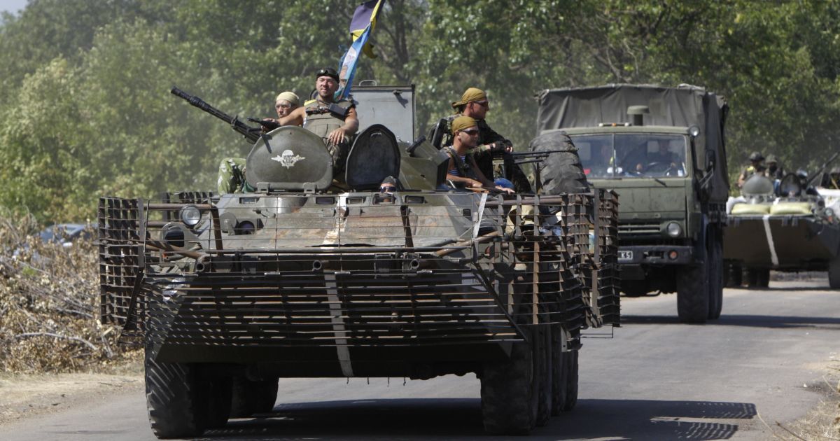 Военные готовятся к разблокированию аэропорта в Луганске.