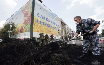Смотрите онлайн уборку баррикад на Майдане