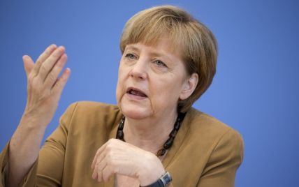 Меркель зажадала від Путіна пояснень, чому російських десантників затримали в Україні