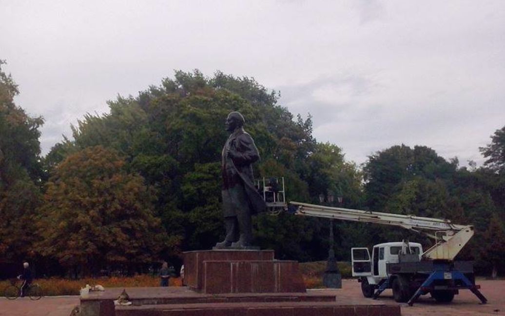 На Черниговщине покрасили памятник Ленину / © Facebook/Сергей Здоровец