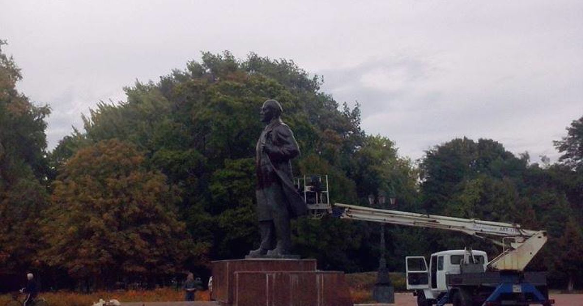 На Черниговщине покрасили памятник Ленину / © Facebook/Сергей Здоровец