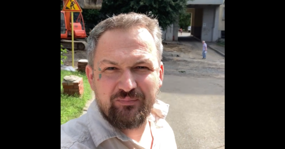 На Юрия Левченко напали во дворе его дома/скриншот с видео