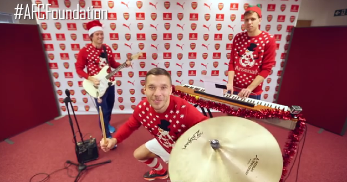 Щесны, Росицки и Подольски сыграли рождественскую песню