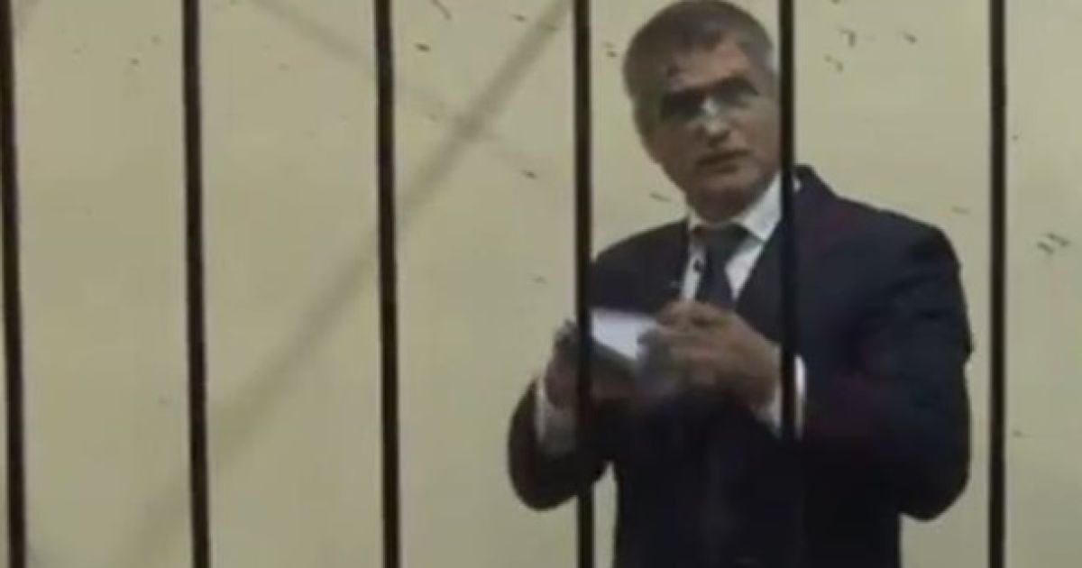 Во время суда экс-главу столичной СБУ облили зеленкой