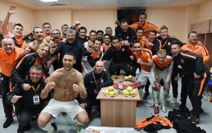 Емоції в роздягальні: як гравці "Шахтаря" відсвяткували вихід у півфінал Ліги Європи