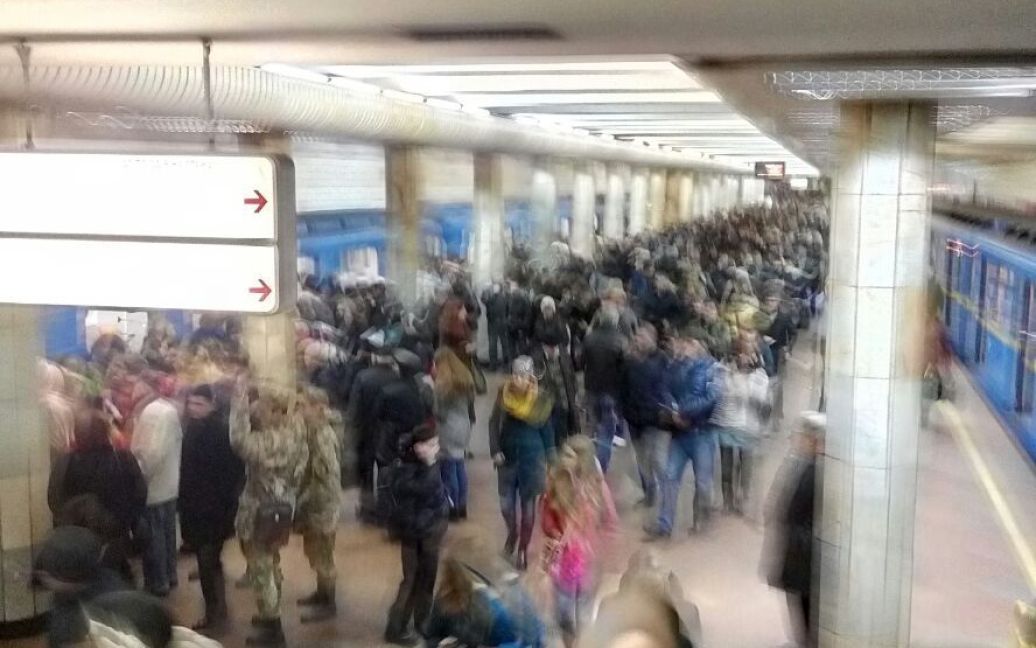 Сотни пассажиров на станции метро "Святошин" вынуждены вместо метро теперь искать наземный транспорт / © ТСН.ua