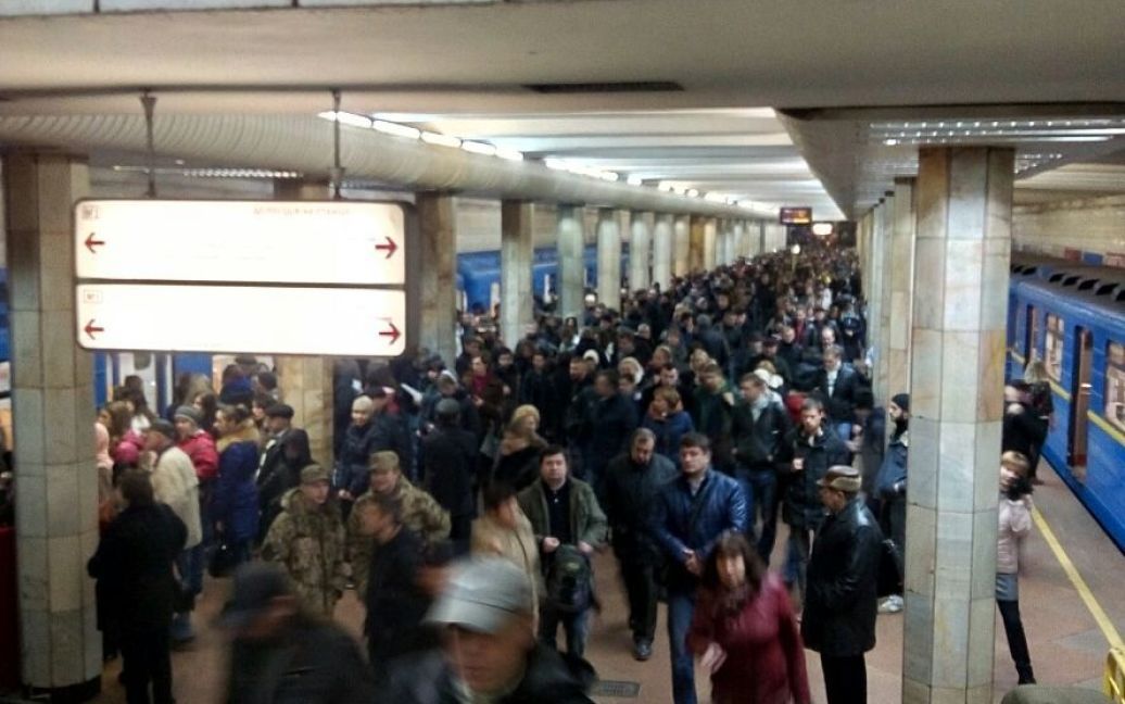 Сотни пассажиров на станции метро "Святошин" вынуждены вместо метро теперь искать наземный транспорт / © ТСН.ua