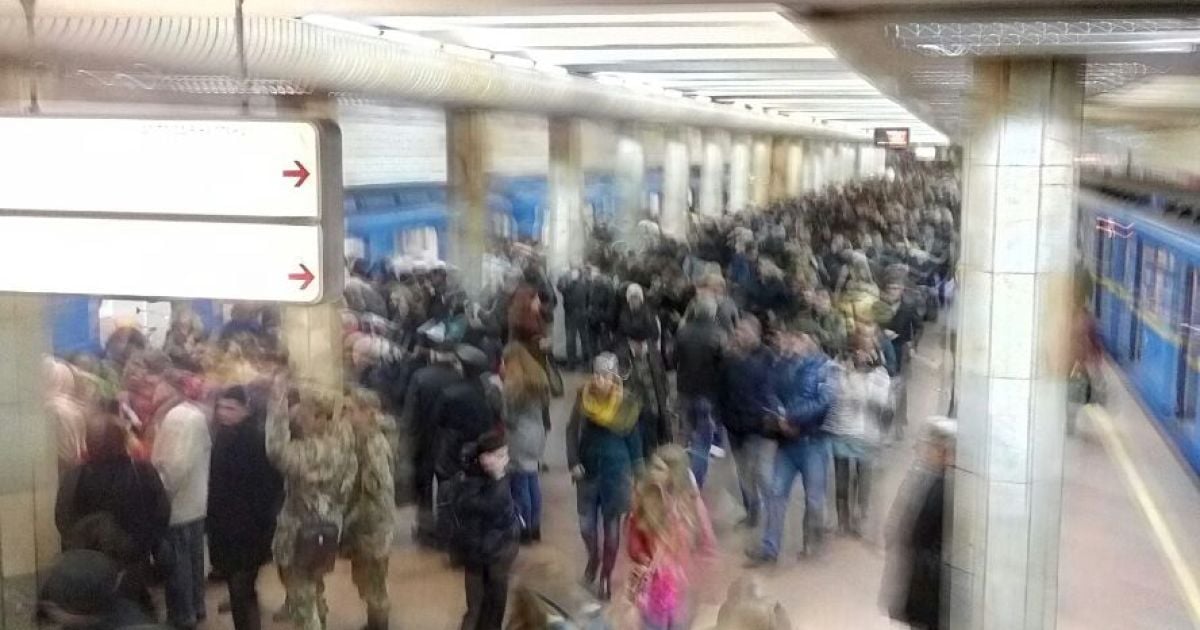 Сотні пасажирів на станції метро "Святошин" змушені замість метро шукати тепер наземний транспорт / © ТСН.ua