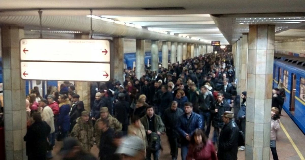 Сотні пасажирів на станції метро "Святошин" змушені замість метро шукати тепер наземний транспорт / © ТСН.ua