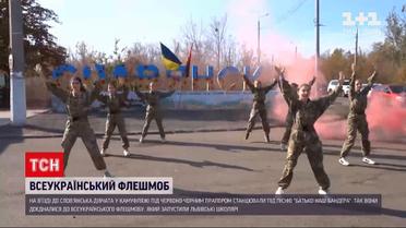 Новини України: біля Слов'янська дівчата в камуфляжі танцювали під пісню "Батько наш Бандера"