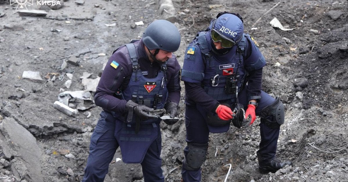 Вирва від уламків російської ракети у дворі будинку
