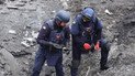 Воронка от обломков российской ракеты во дворе дома