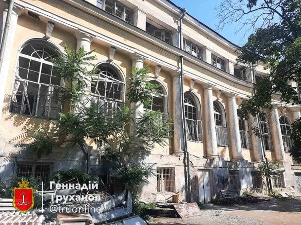 Атака по Одессе: обломки повредили лечебное учреждение национального значения (фото)