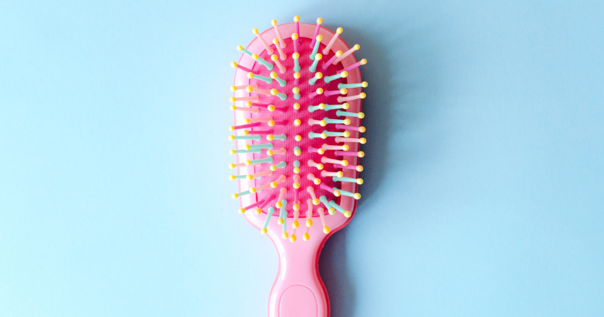 Як правильно мити щітку для волосся