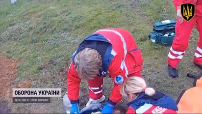 Нацгвардейцы показали, как спасают с медиками раненых после обстрела Бахмута
