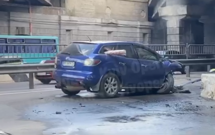 В Киеве внедорожник влетел в бетонную опору моста и задымел: видео