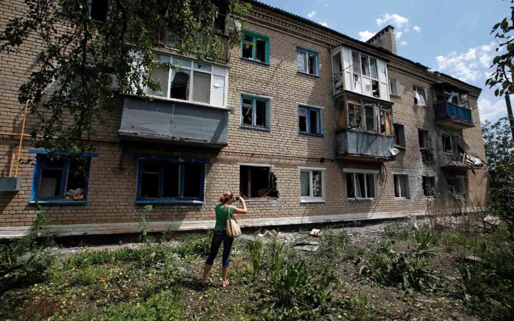 Снаряды террористов разгромили жилые дома / © Reuters