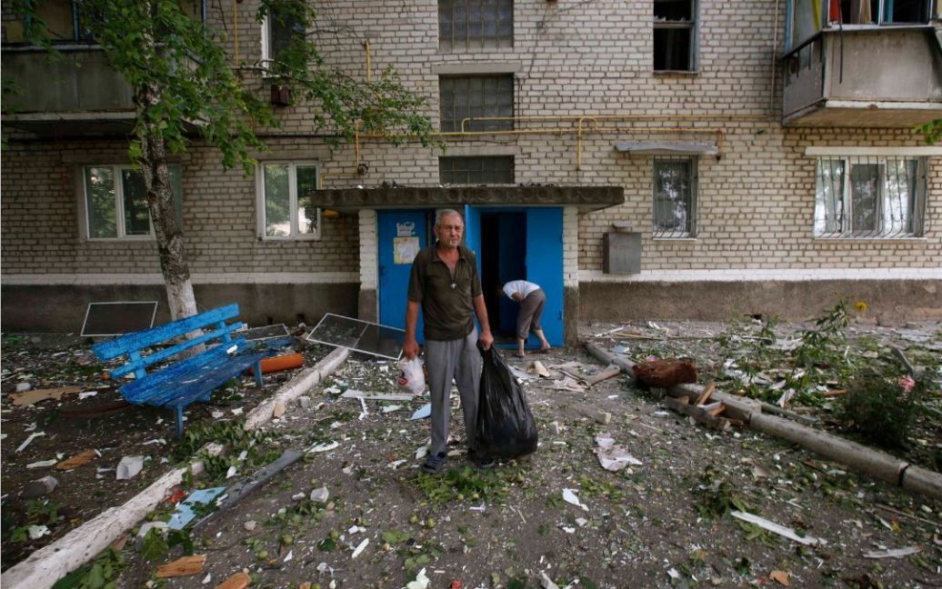 Снаряды террористов разгромили жилые дома / © Reuters