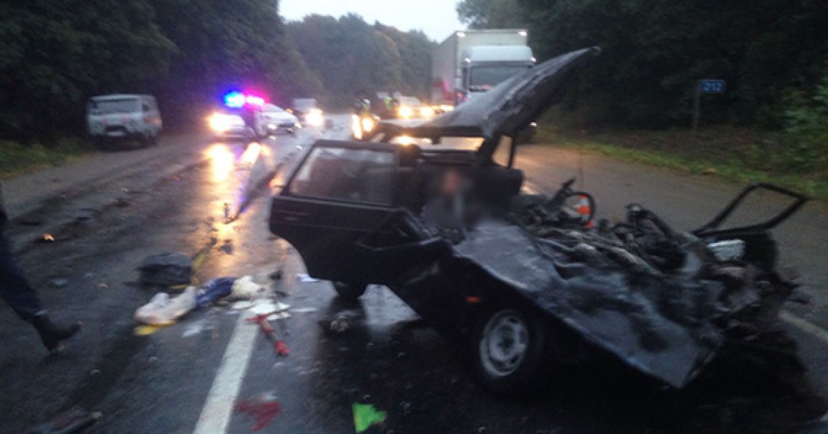 Смертельное ДТП на Хмельнитчине: Mercedes и ВАЗ не разминулись на трассе