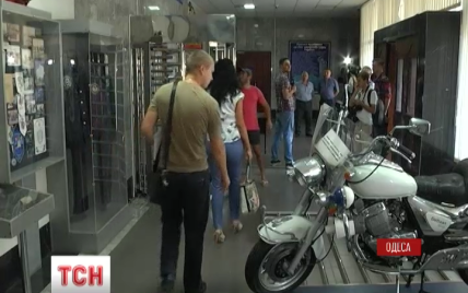 В Одессе показательно демонтировали турникеты на офисе ГАИ