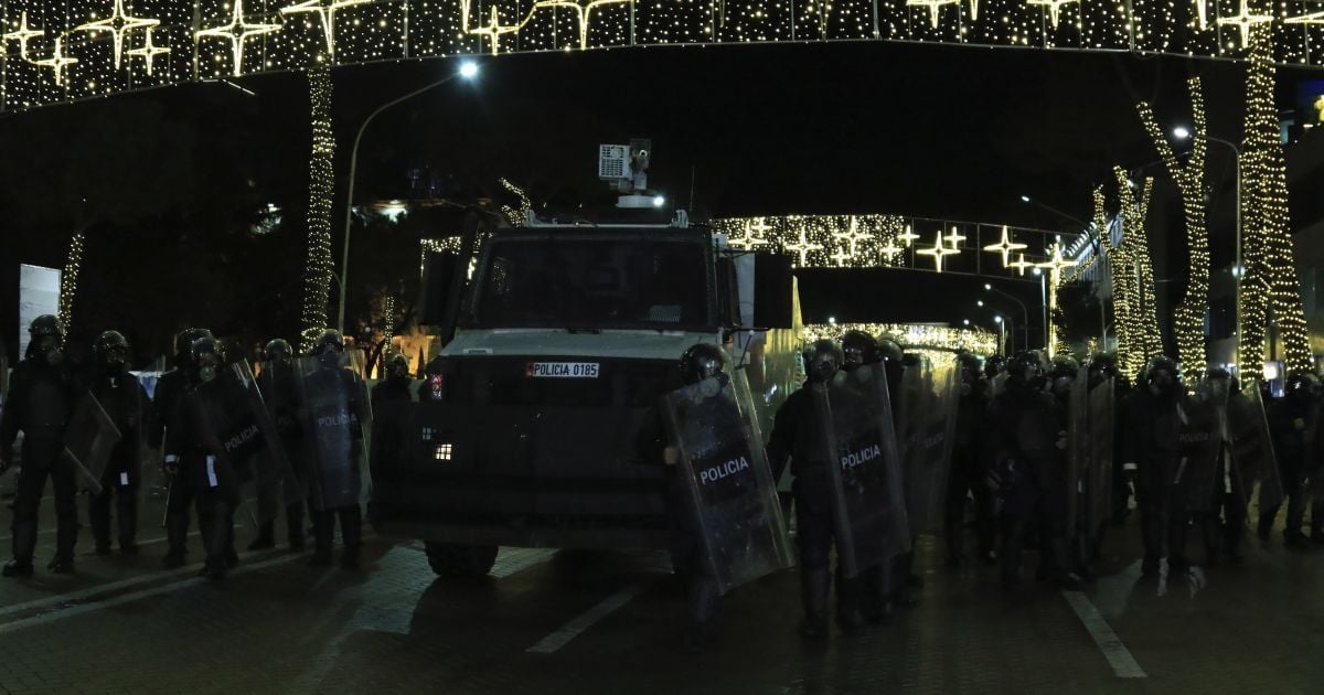 Убийство за нарушение комендантского часа: глава МВД Албании ушел в отставку