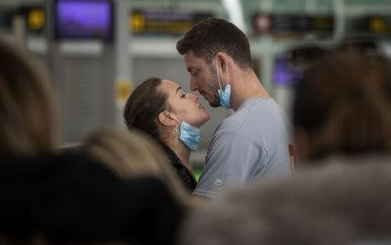 Головна лікарка Канади порадила займатися сексом у масці та уникати поцілунків під час пандемії