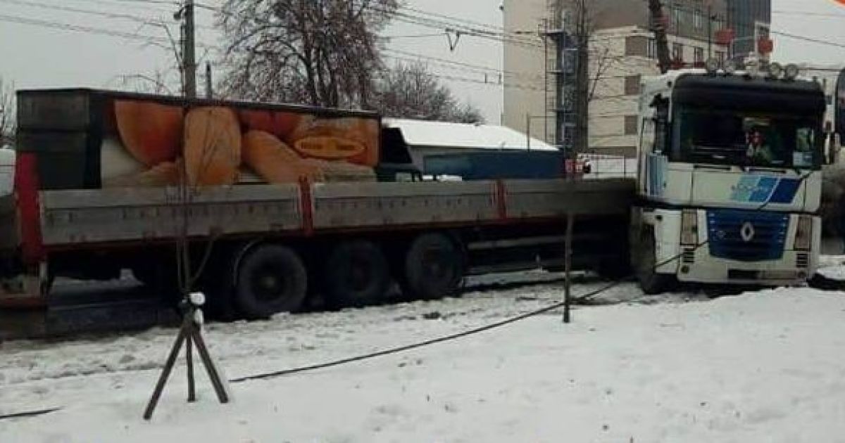 У Києві на Нивках вантажівка влетіла у стовп, декілька вулиць завмерли у заторі