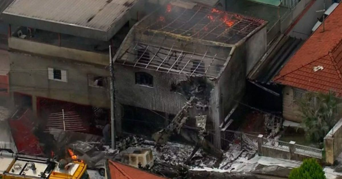 В Бразилии на жилые дома упал легкомоторный самолет